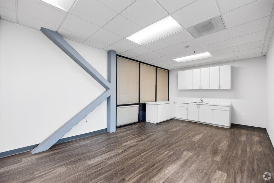 More Photos Of 5973 Avenida Encinas, Carlsbad Office For Lease