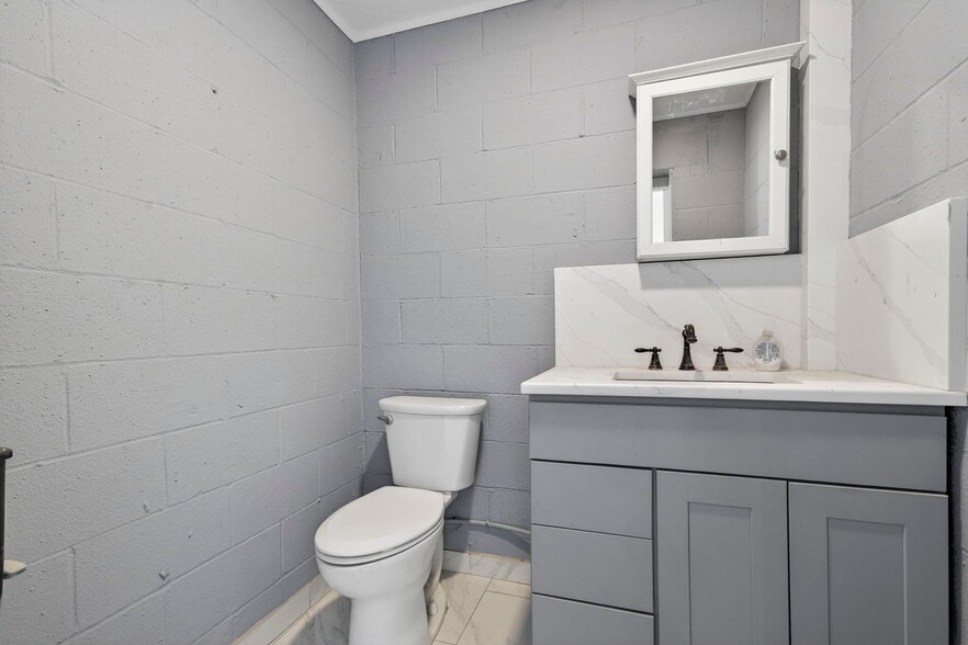 More Photos Of 890 Lafayette Rd, Seabrook Freestanding For Lease