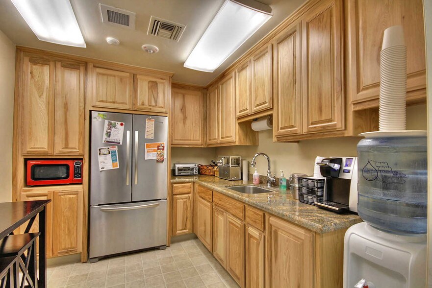 More Photos Of 911-915 Blanco Cir, Salinas Office For Lease