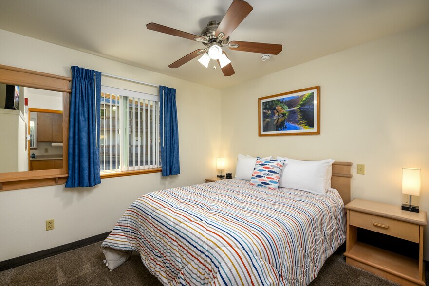 More Photos Of 16045 Lower Harbor Rd, Brookings Hotel For Sale
