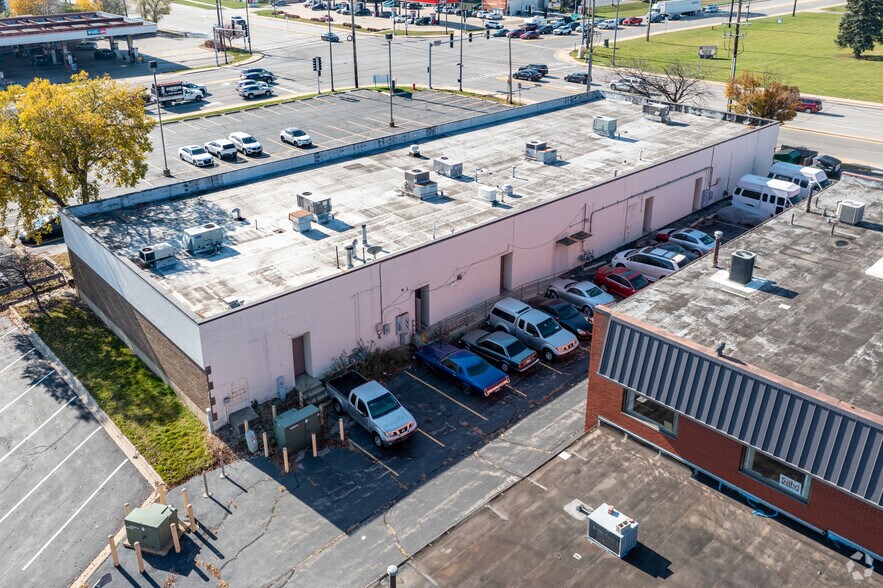 More Photos Of 2-12 E Devon Ave, Elk Grove Village General Retail For Lease