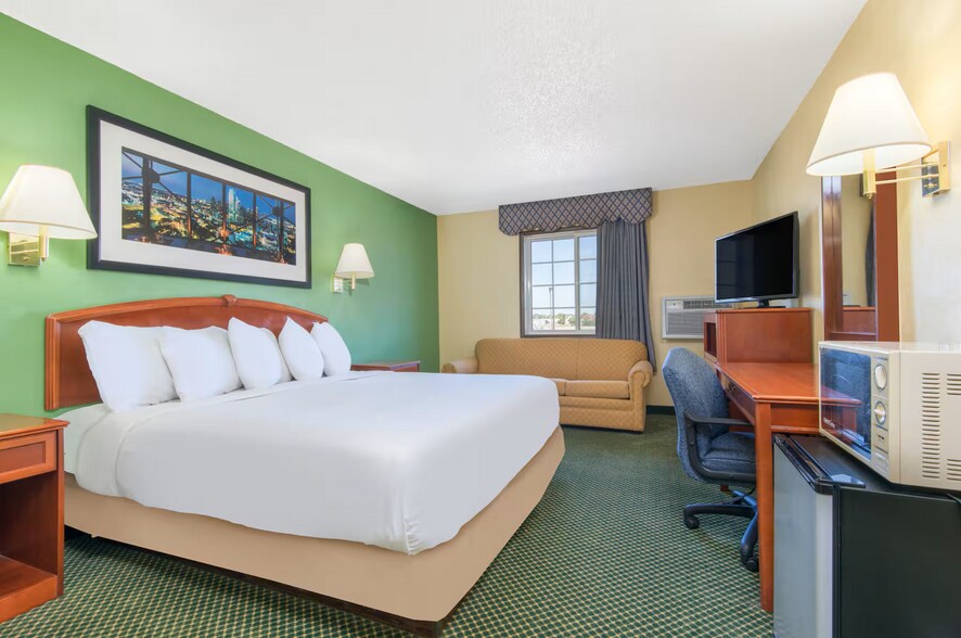 More Photos Of 4701 10th St, Great Bend Hotel For Sale