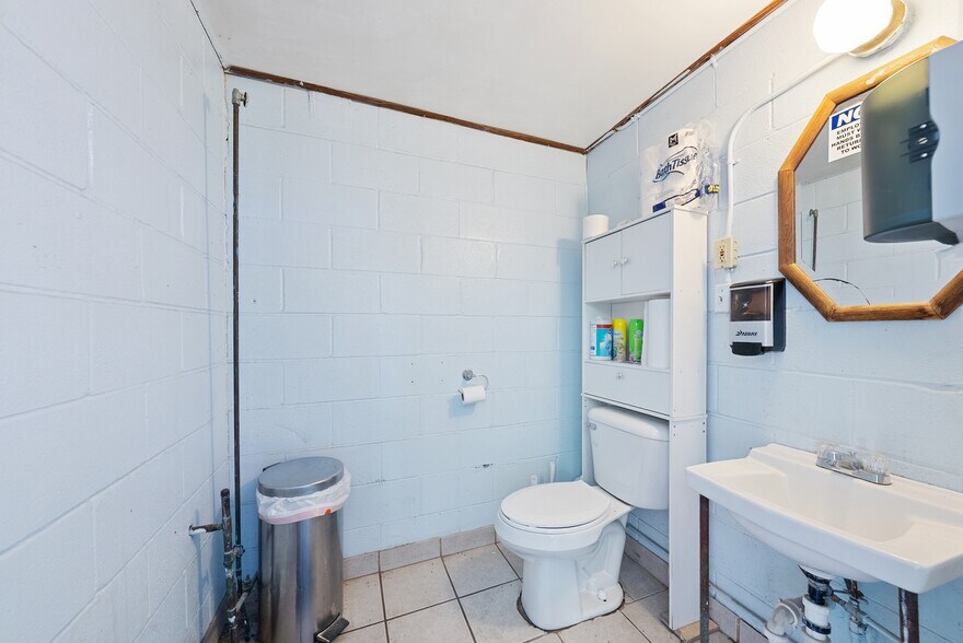 More Photos Of 7697 E Harbor Rd, Lakeside Marblehead Convenience Store For Sale