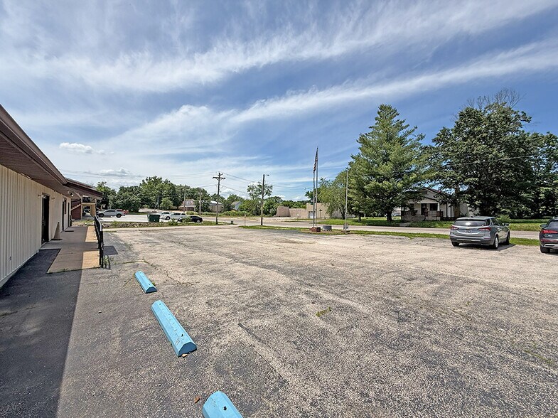 More Photos Of 704 E Washington St, Cuba Freestanding For Lease