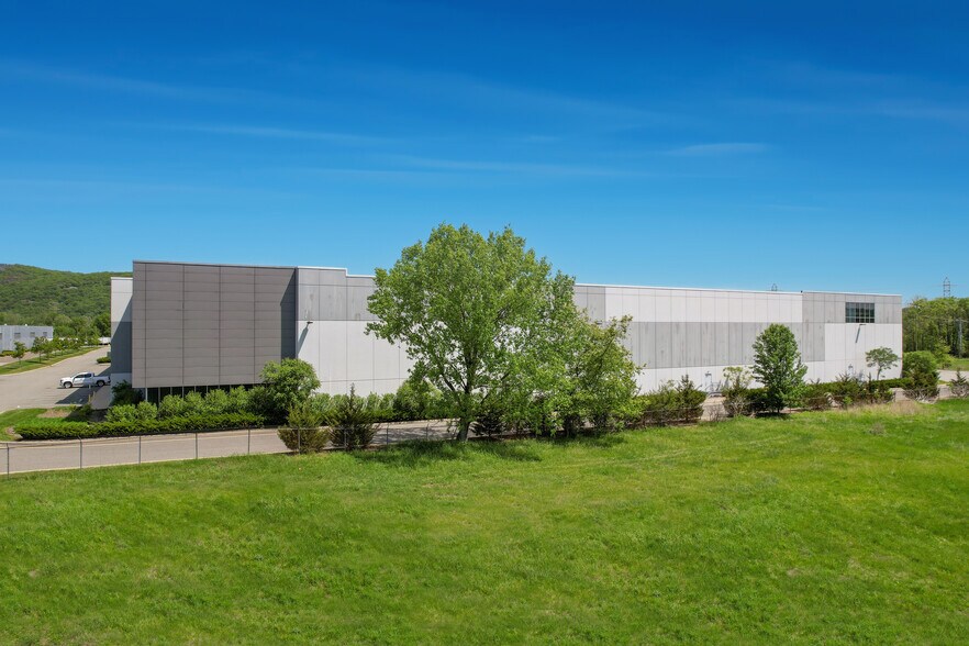More Photos Of 100 Performance Dr, Mahwah Distribution For Lease