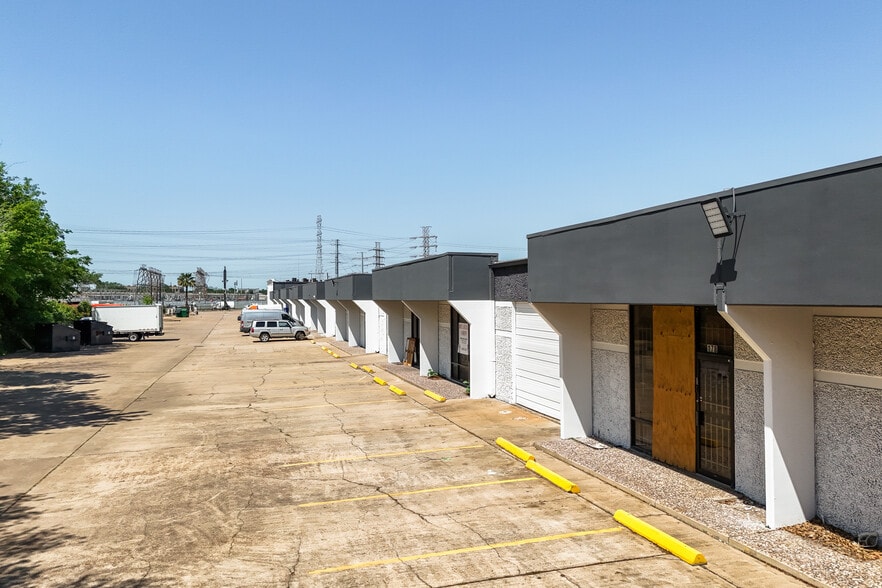 More Photos Of 9931 Harwin Dr, Houston Warehouse For Lease