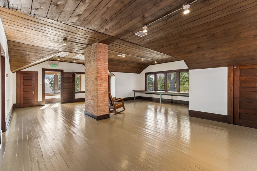 More Photos Of 117 W Mistletoe Ave, San Antonio Office For Sale