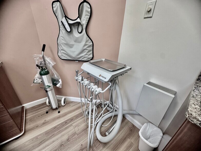 More Photos Of 4 Dearfield Dr, Greenwich Medical For Lease