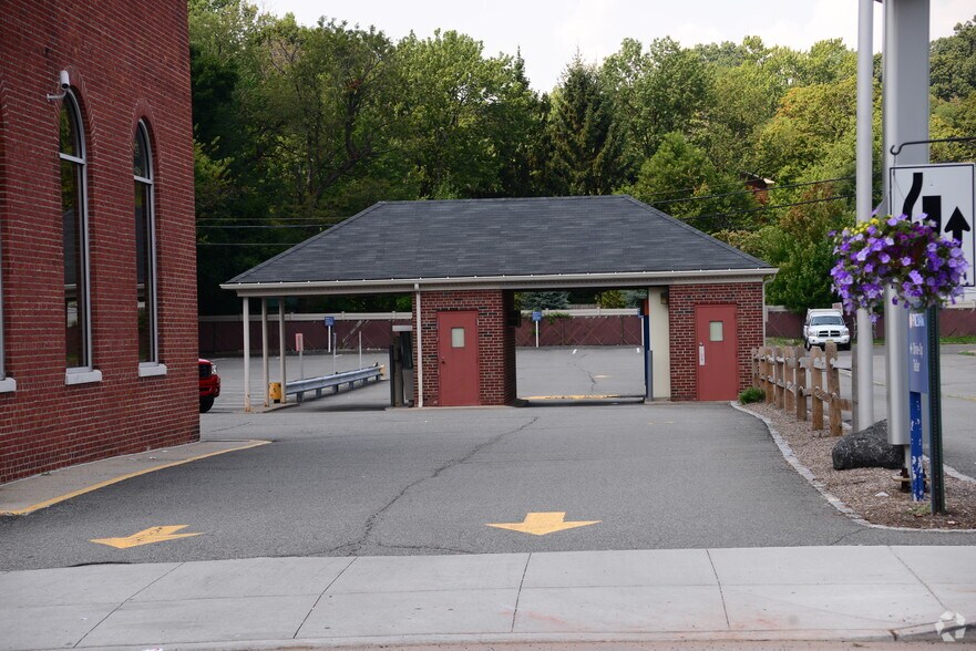 More Photos Of 424-426 Broad St, Bloomfield Bank For Lease