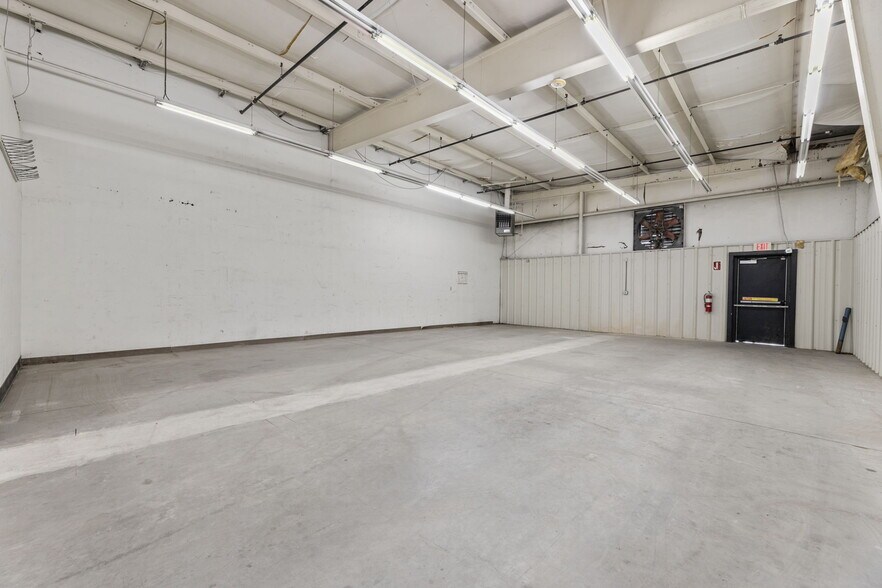 More Photos Of 940 N I-35 E, Lancaster Auto Dealership For Lease