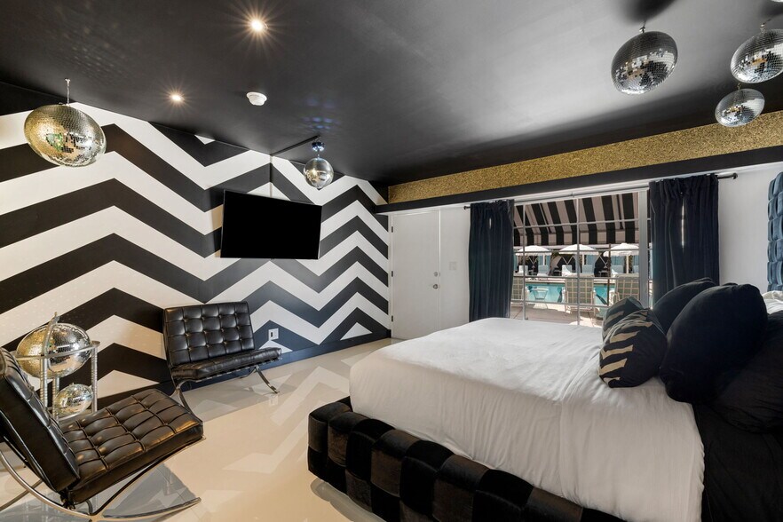 More Photos Of 120 W Vereda Sur, Palm Springs Hotel For Sale