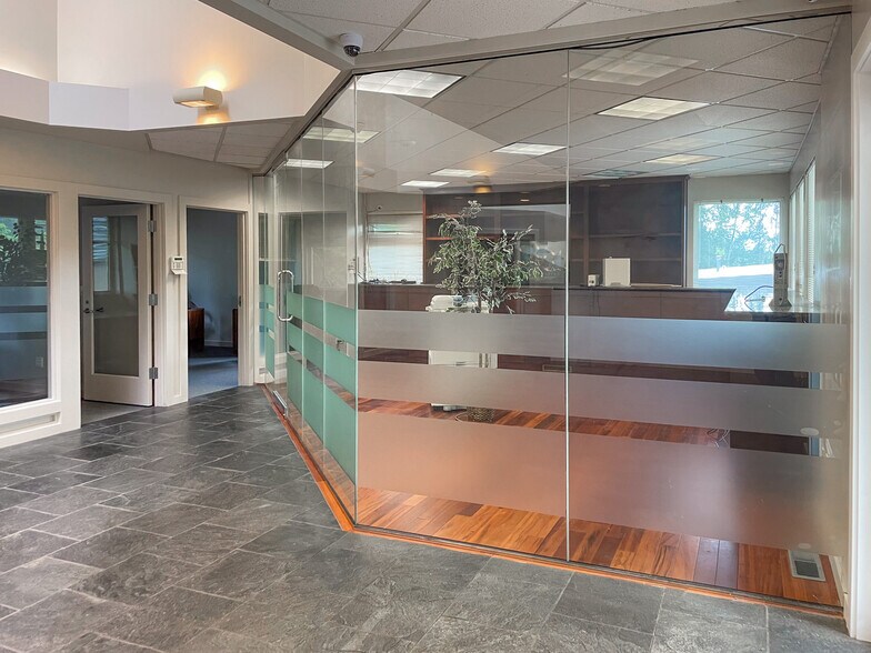 More Photos Of 13417 NE 20th St, Bellevue Office For Lease