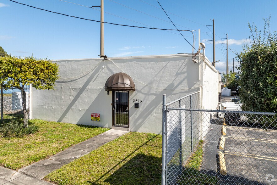 More Photos Of 2223 NW 26th Ave, Miami Warehouse For Lease