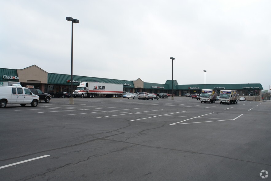 More Photos Of 910-980 S Oliver St, Wichita Storefront For Lease