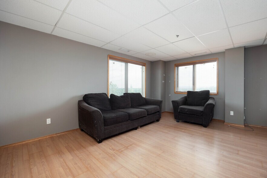 More Photos Of 105 Oak Crt, Anzac Warehouse For Sale