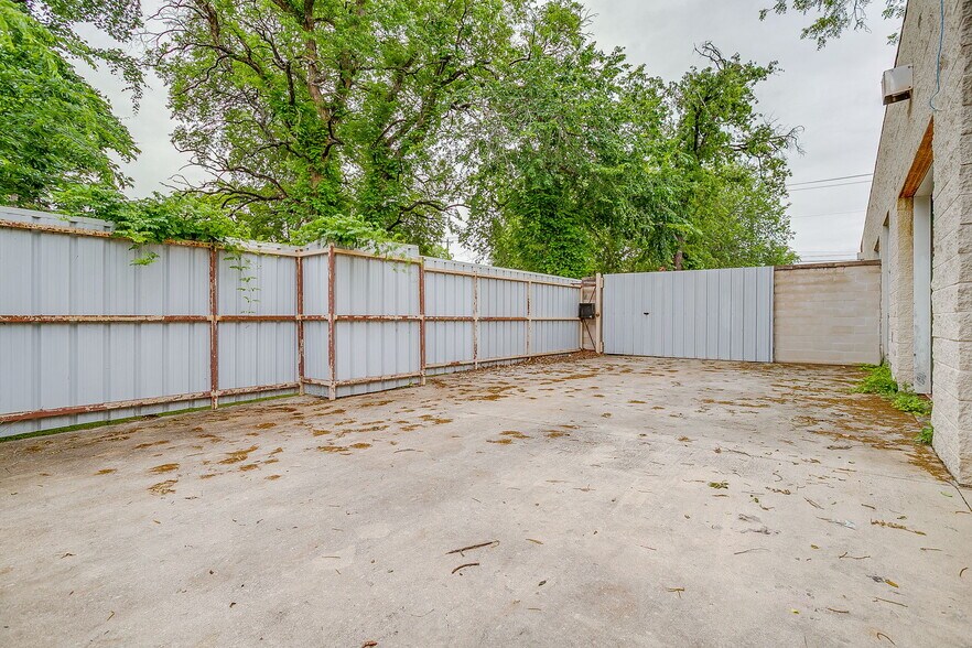 More Photos Of 914 N Sylvania Ave, Fort Worth Medical For Lease