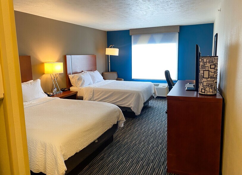 More Photos Of 4020 S Grand Ave, York Hospitality For Sale
