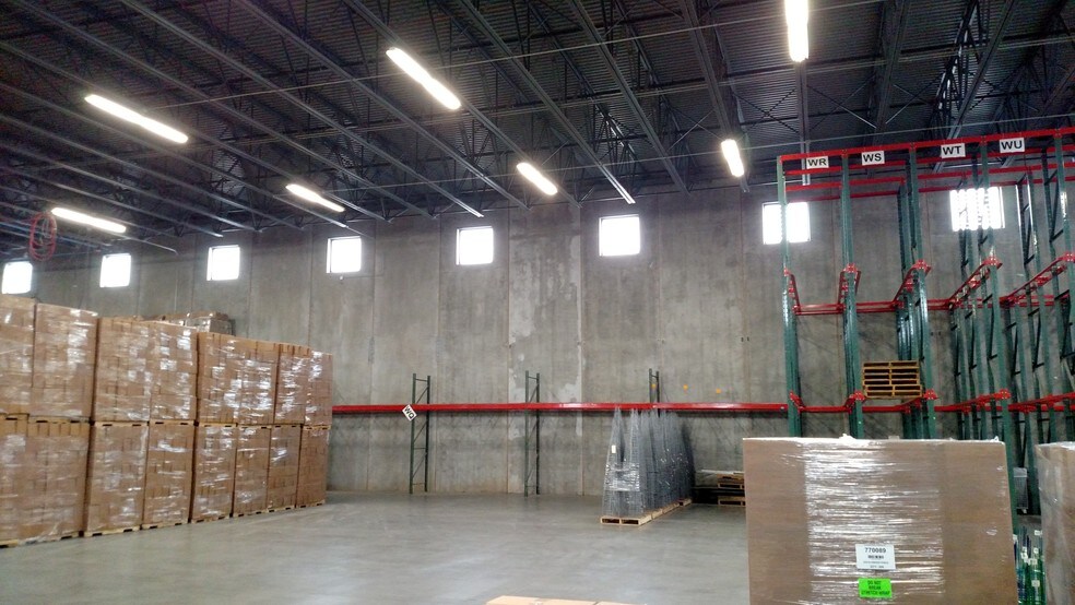 More Photos Of 5564 N 152nd St, Hugo Warehouse For Lease