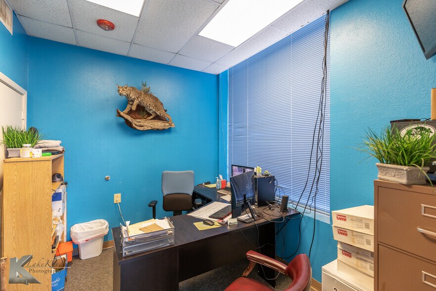 More Photos Of 1109 Oak St, Abilene Shelter For Sale