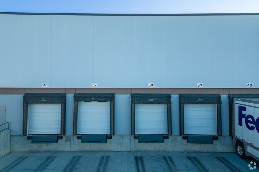 More Photos Of 566 Aero Dr NE, Calgary Industrial For Sale