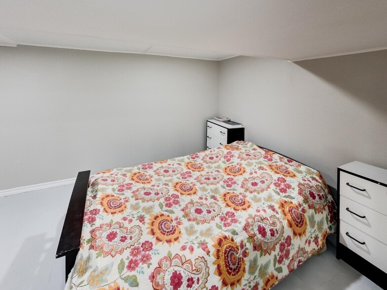 More Photos Of 44 Francis St, Hamilton Flex For Sale