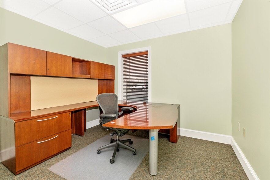 More Photos Of 925 N East St, Frederick Bank For Lease