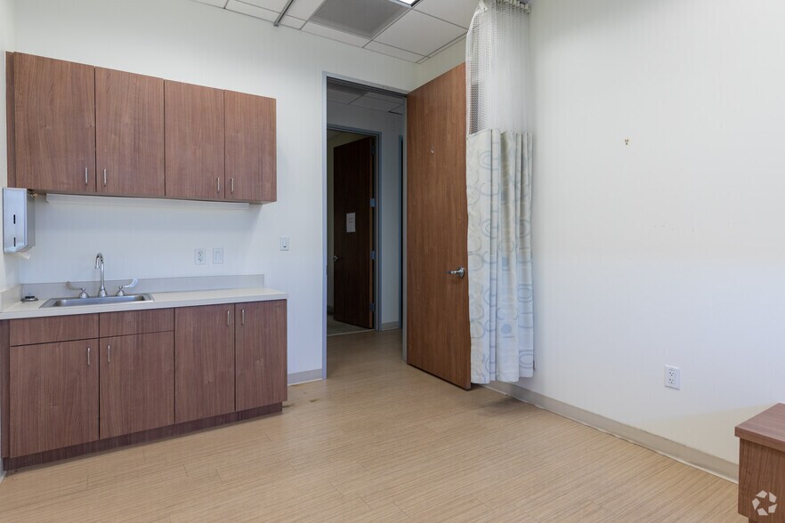 More Photos Of 7616 Branford Pl, Sugar Land Medical For Lease