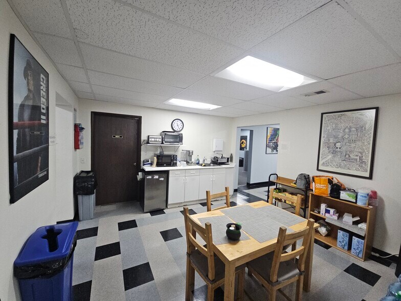 More Photos Of 10653-10657 Burbank Blvd, North Hollywood Office For Sale