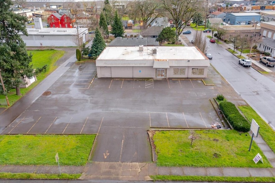 More Photos Of 1590 12th St SE, Salem Freestanding For Lease