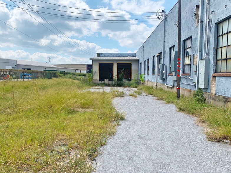 More Photos Of 6028 Navigation Blvd, Houston Warehouse For Sale