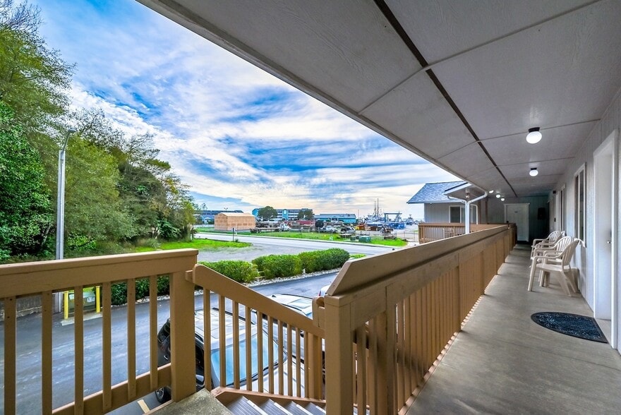 More Photos Of 16045 Lower Harbor Rd, Brookings Hotel For Sale