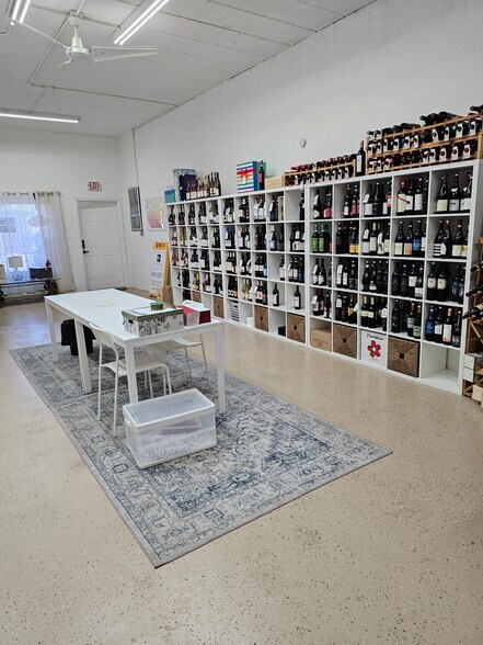 More Photos Of 2420-2426 N Dixie Hwy, Wilton Manors Light Distribution For Lease