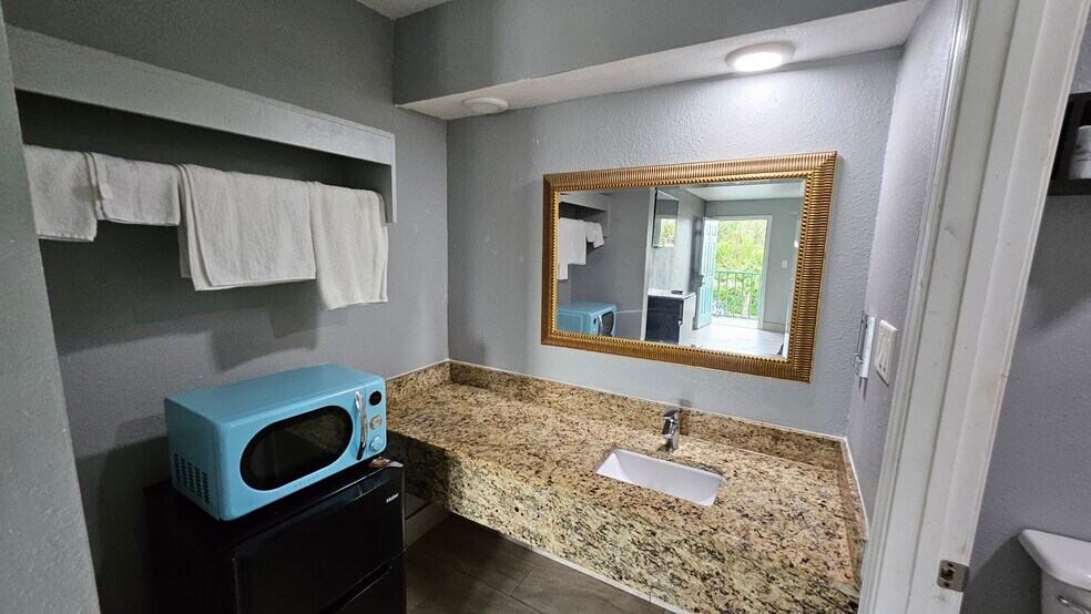 More Photos Of 670 E Vine St, Kissimmee Hotel For Sale