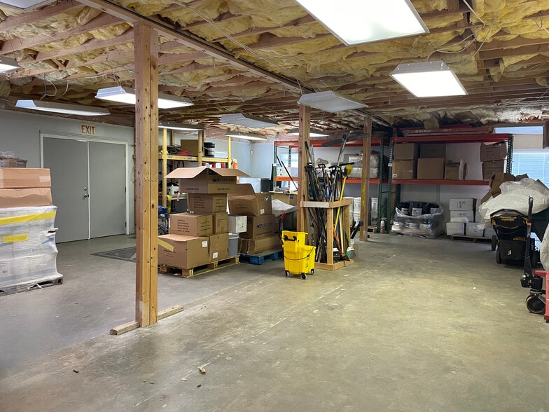 More Photos Of 300 Henry Pl, Spartanburg Flex For Lease