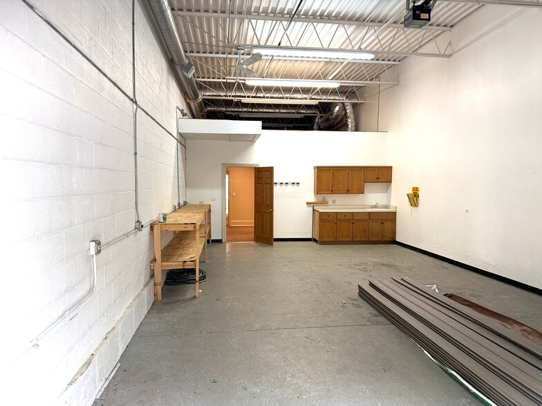 More Photos Of 880 W Lake St, Roselle Warehouse For Lease