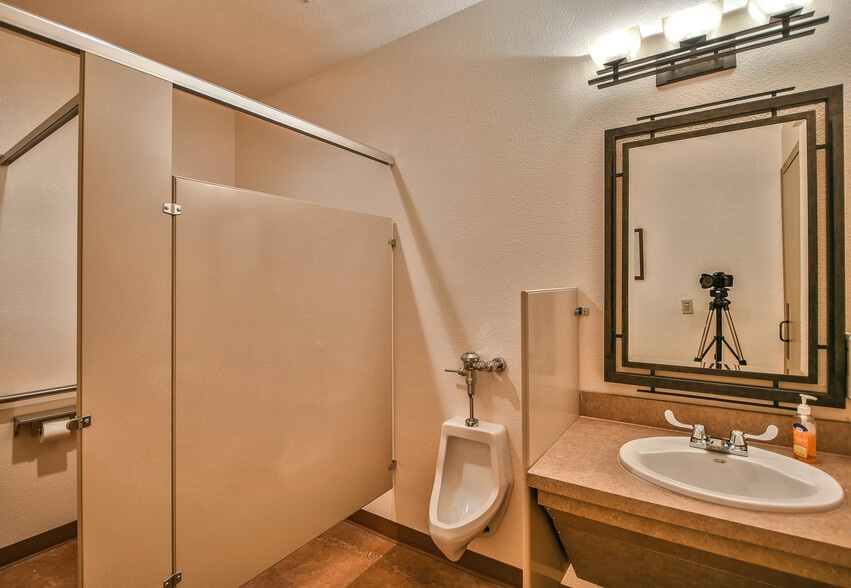 More Photos Of 202 Daisy Dr, Granbury Manufacturing For Sale