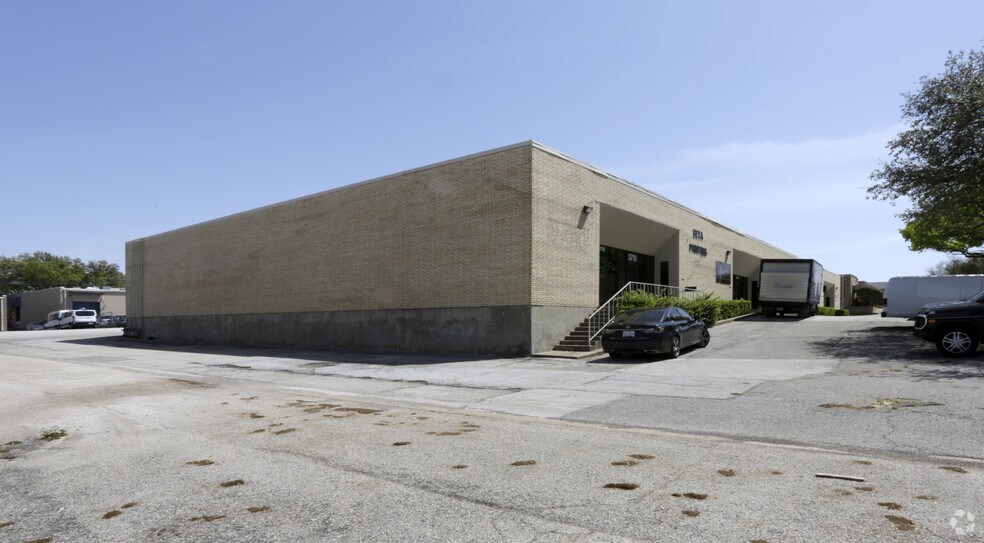 More Photos Of 13706-13720 Neutron Rd, Dallas Light Manufacturing For Lease