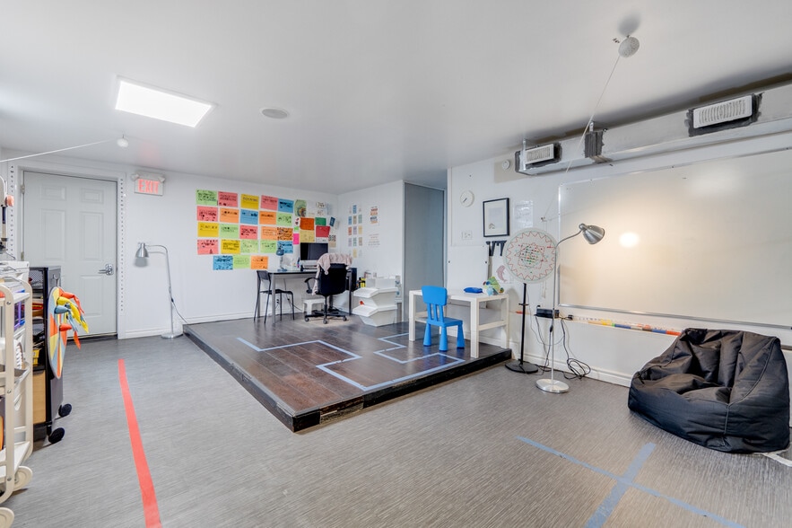 More Photos Of 201 Queen St S, Mississauga Storefront Retail Office For Sale