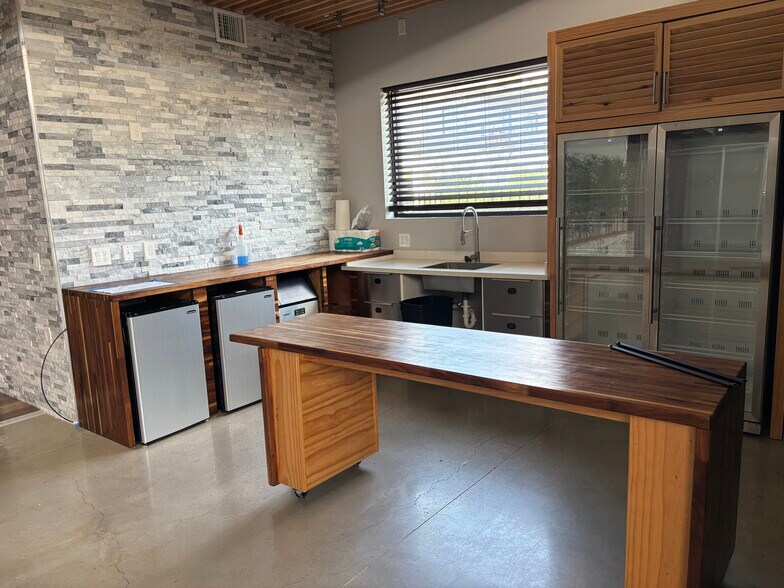 More Photos Of 1330 Rayford Park Rd, Spring Loft Creative Space For Sale