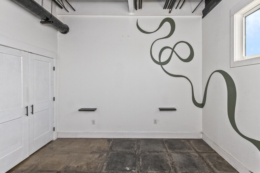 More Photos Of 46 Aston St, Asheville Light Manufacturing For Lease