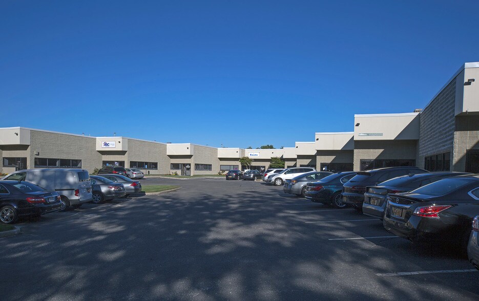 Primary Photo Of 1 Comac Loop, Ronkonkoma Showroom For Lease