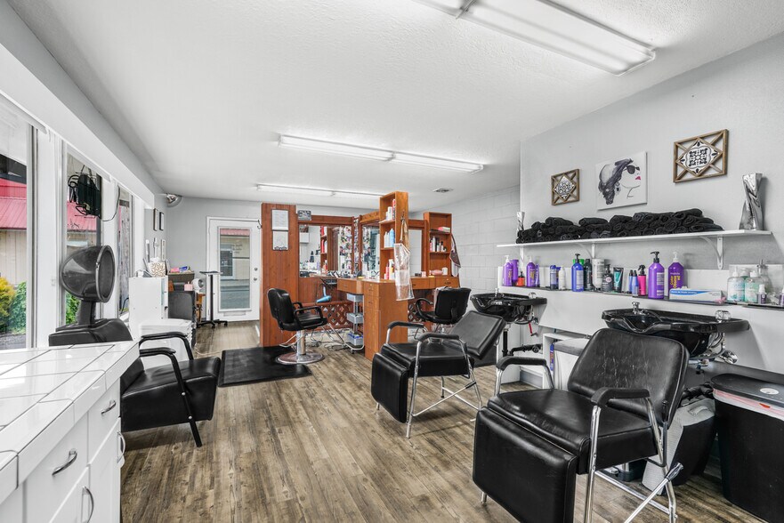 More Photos Of 118 Engle Ave, Molalla Storefront For Sale