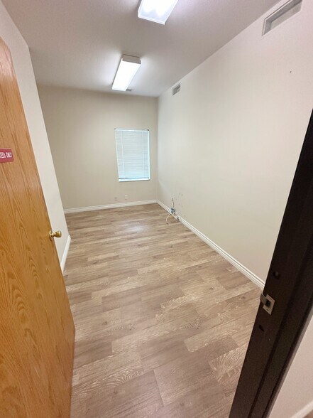 More Photos Of 14654-14664 Victory Blvd, Van Nuys Office For Lease