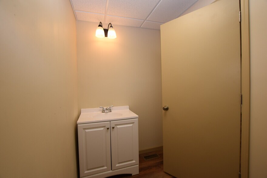 More Photos Of 604 E Main St, Saint Paris Office For Lease