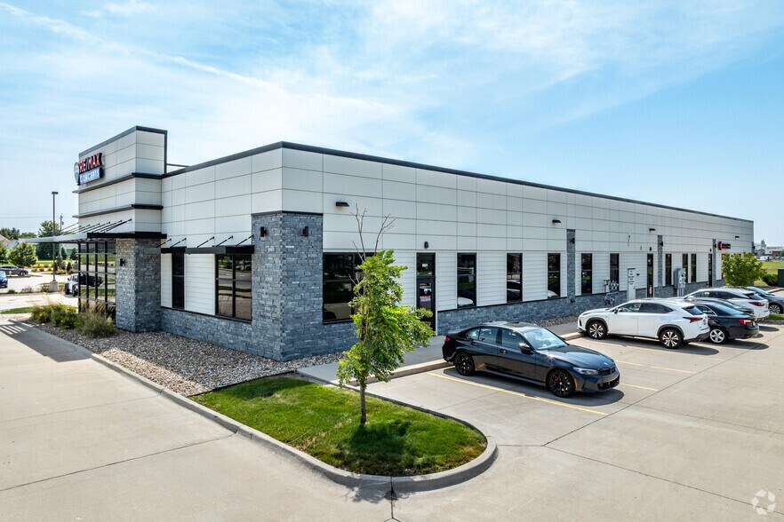 More Photos Of 653 NE Venture Dr, Waukee General Retail For Lease