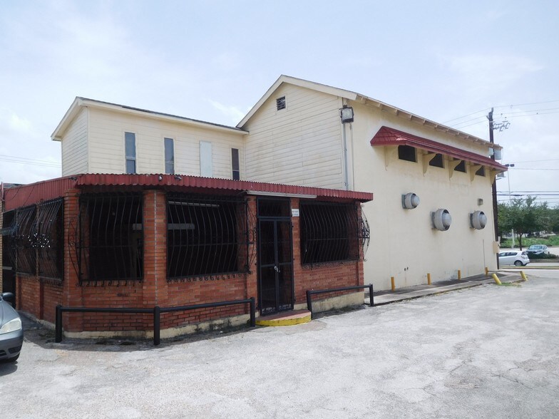 More Photos Of 338 S Wayside Dr, Houston Bar For Sale