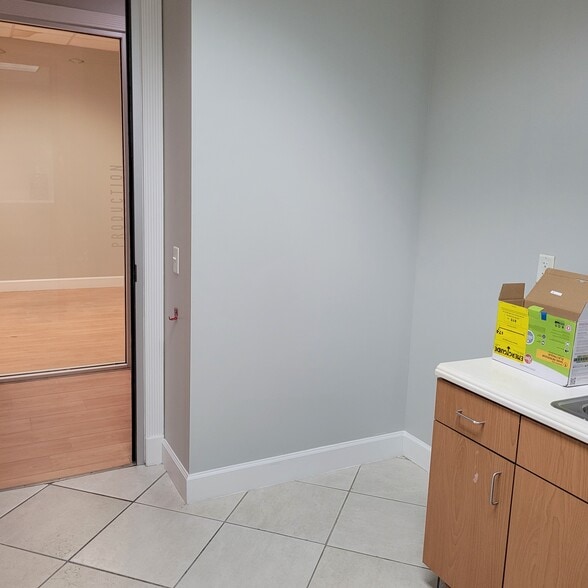 More Photos Of 7751 Kingspointe Pky, Orlando Light Distribution For Lease