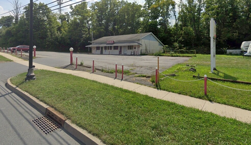 Primary Photo Of 968 Hellertown Rd, Bethlehem General Retail For Sale