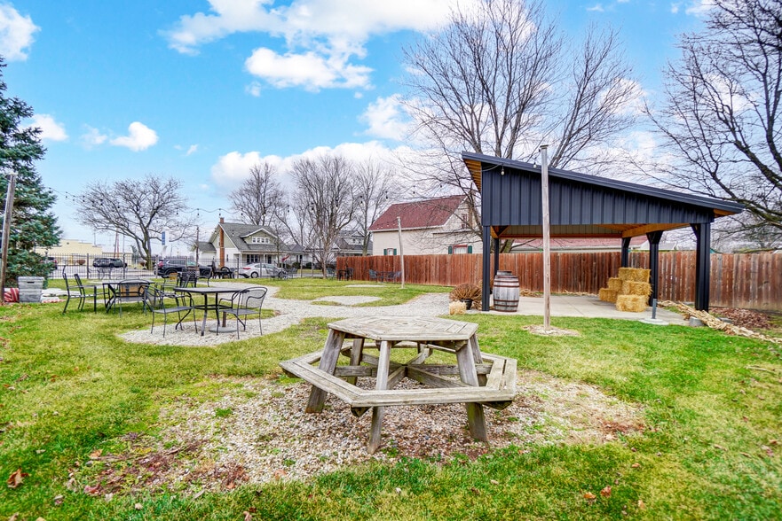 More Photos Of 105 E Liberty St, Arlington Restaurant For Sale