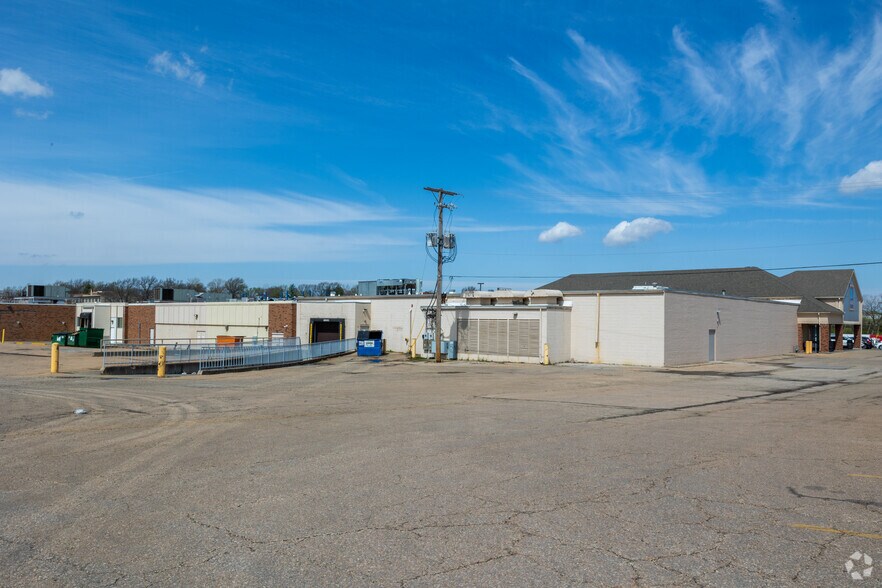 More Photos Of 105-115 SW 29th St, Topeka General Retail For Sale